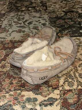 UGG Dakota Suede Moccasin Slippers Size 6